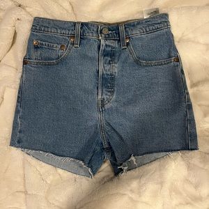 Levis ribcage shorts